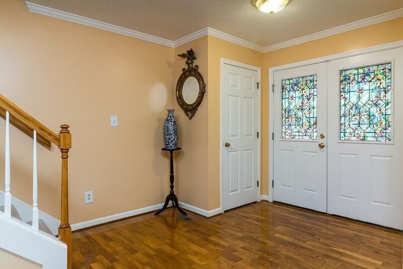 802 Northampton Dr, Cary, NC 27513