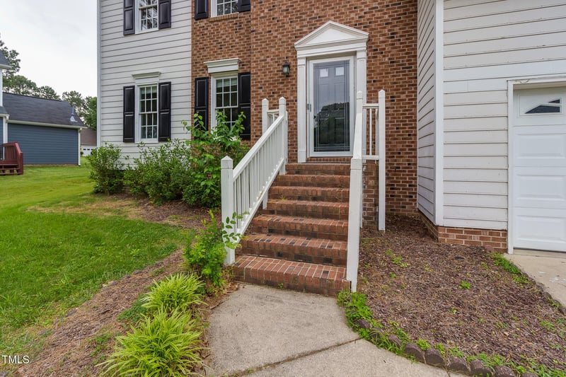 805 Penncross Dr, Raleigh, NC 27610