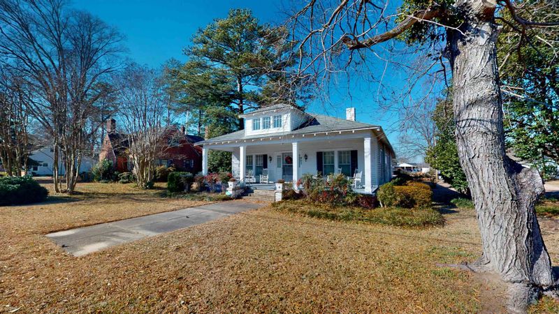805 N Pollock St, Selma, NC 27576