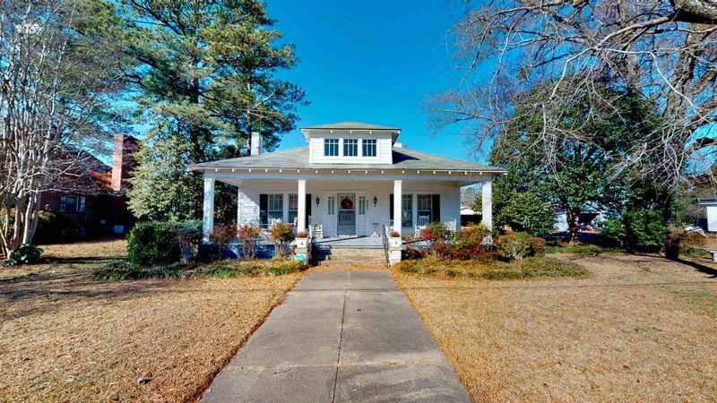 805 N Pollock St, Selma, NC 27576