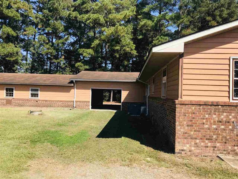 8069 Rhodes Pond Rd, Dunn, NC 28334
