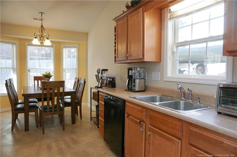 808 Bramblegate Rd, Hope Mills, NC 28348