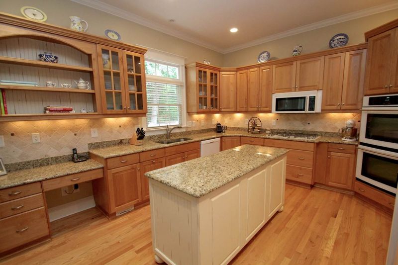 808 Landuff Ct, Cary, NC 27519