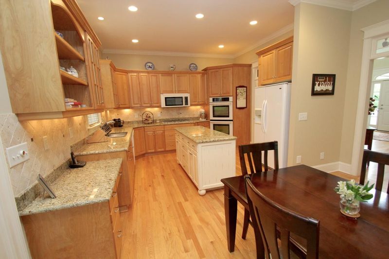 808 Landuff Ct, Cary, NC 27519