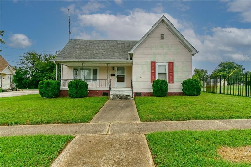 808 Maple Ave, Burlington, NC 27215
