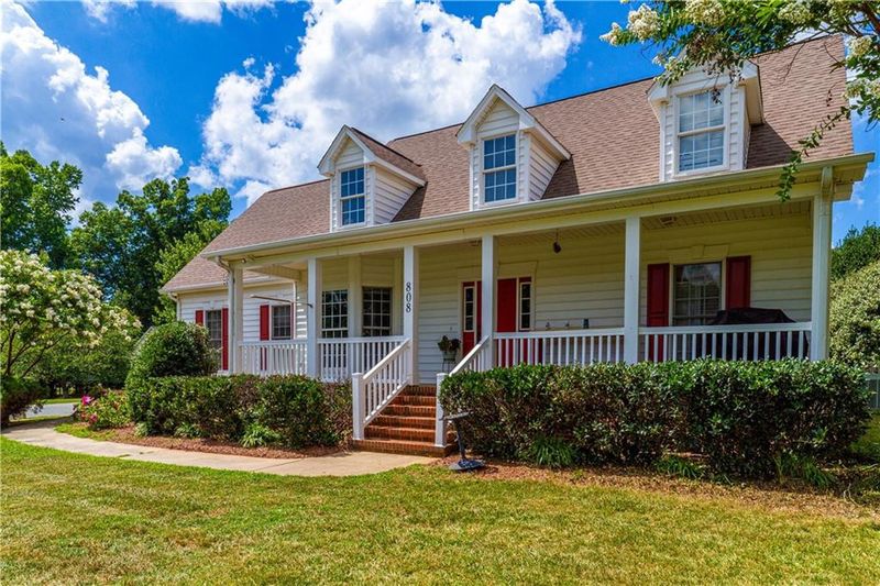 808 Stuart Ct, Mebane, NC 27302