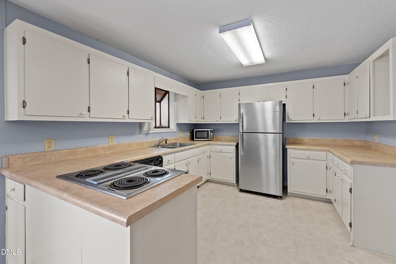 809 Hilltop Cir, Sanford, NC 27332
