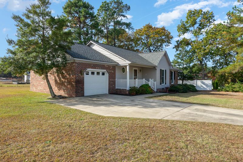 811 Eagle Landing Dr, Hope Mills, NC 28348