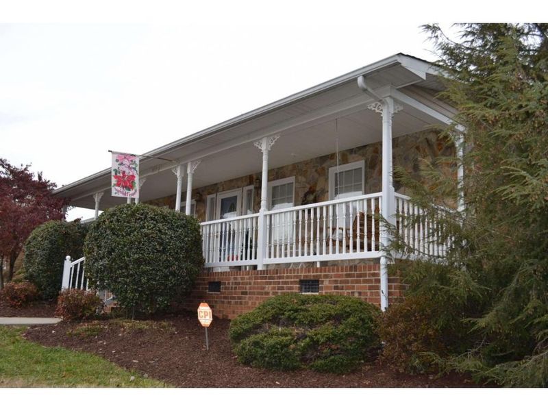 811 Ridge Rd, Burlington, NC 27217