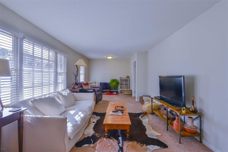 812 Pineland Dr, Cary, NC 27511