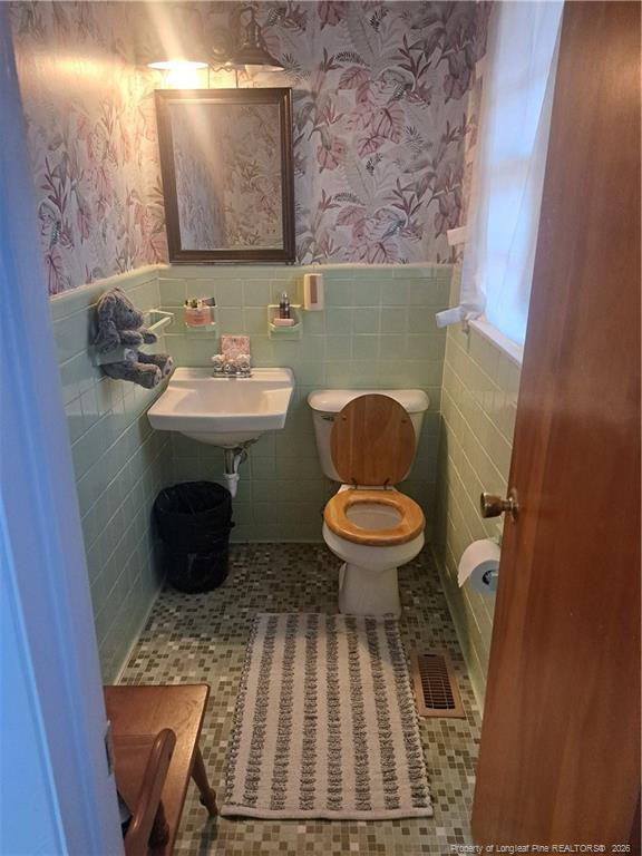 814 Eugene St, Fayetteville, NC 28306