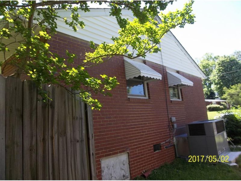 814 Scott St, Burlington, NC 27215