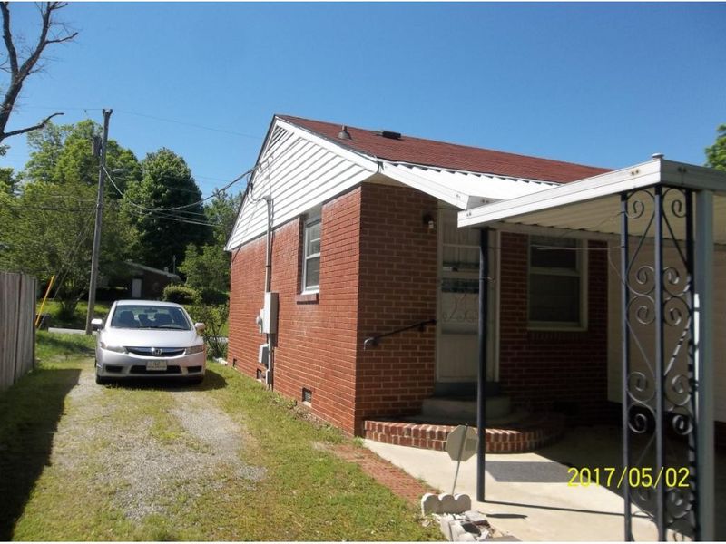 814 Scott St, Burlington, NC 27215