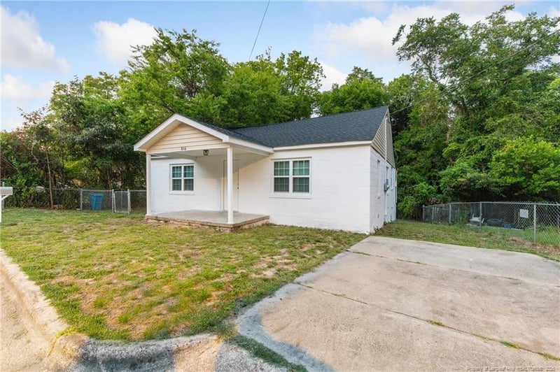 816 Silk Ln, Fayetteville, NC 28301