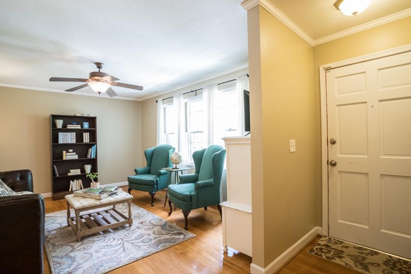 816 Tinkerbell Rd, Chapel Hill, NC 27517