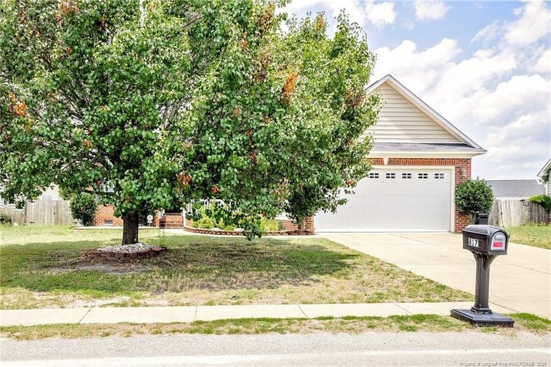 817 Camwheel Dr, Hope Mills, NC 28348