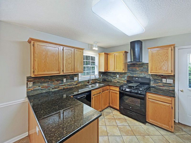 817 Penncross Dr, Raleigh, NC 27610