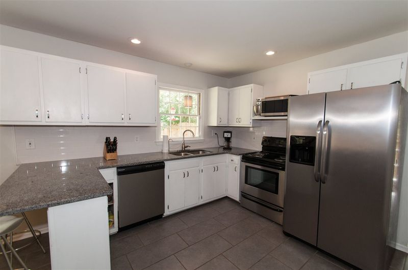 818 Chatham Ln, Raleigh, NC 27610