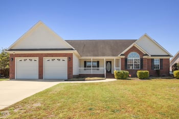818 Running Horse Ln, Hope Mills, NC 28348