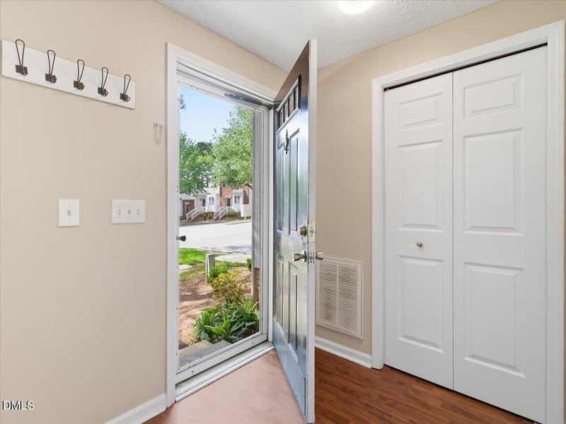 819 Genford Ct, Raleigh, NC 27609