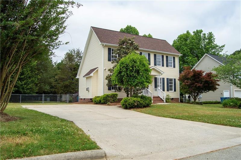 820 Lockesley Ln, Burlington, NC 27217