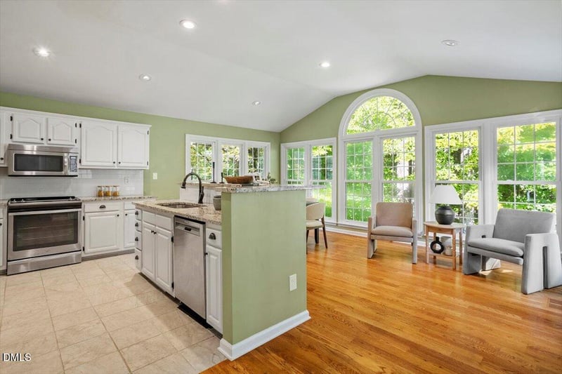 820 Northampton Dr, Cary, NC 27513