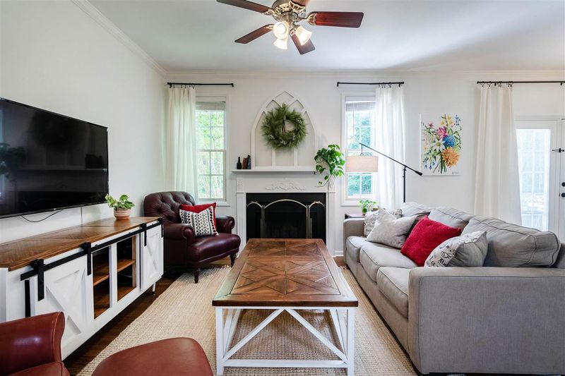 820 White Meadows Dr, Fuquay Varina, NC 27626