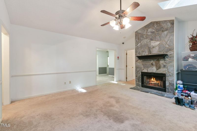 821 Creekside Dr, Clayton, NC 27520