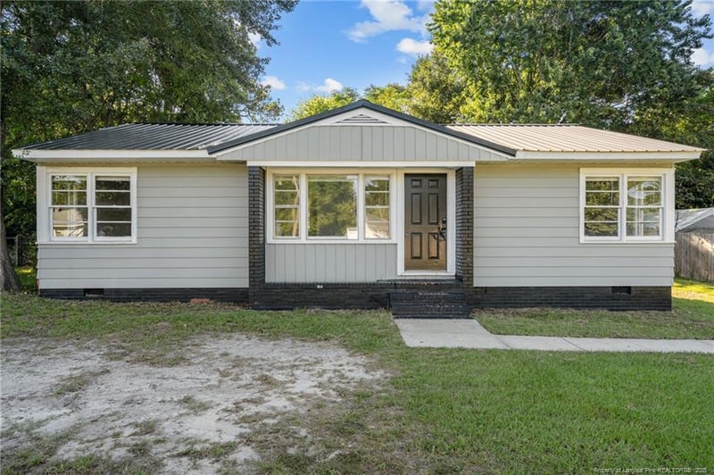 821 Sandalwood Dr, Fayetteville, NC 28304