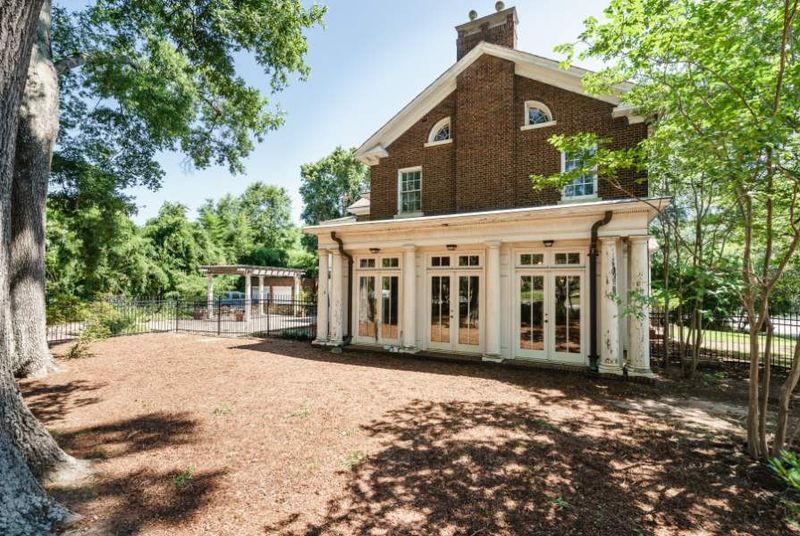 821 Wake Forest Rd, Raleigh, NC 27604