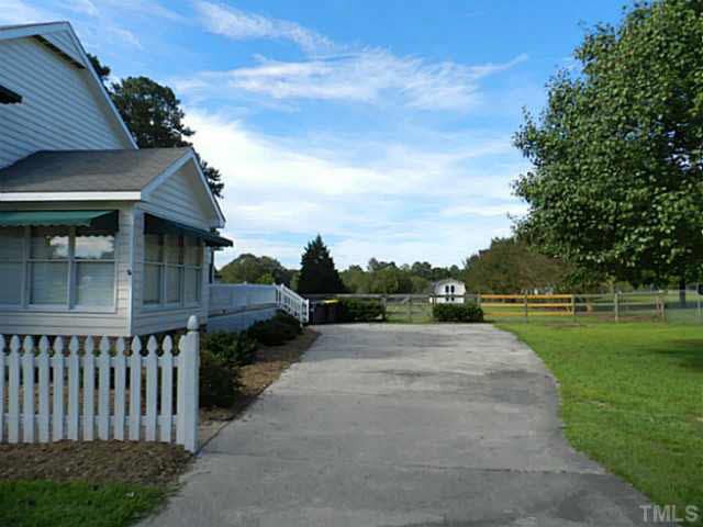 823 Shadow Lakes Dr, Willow Springs, NC 27592