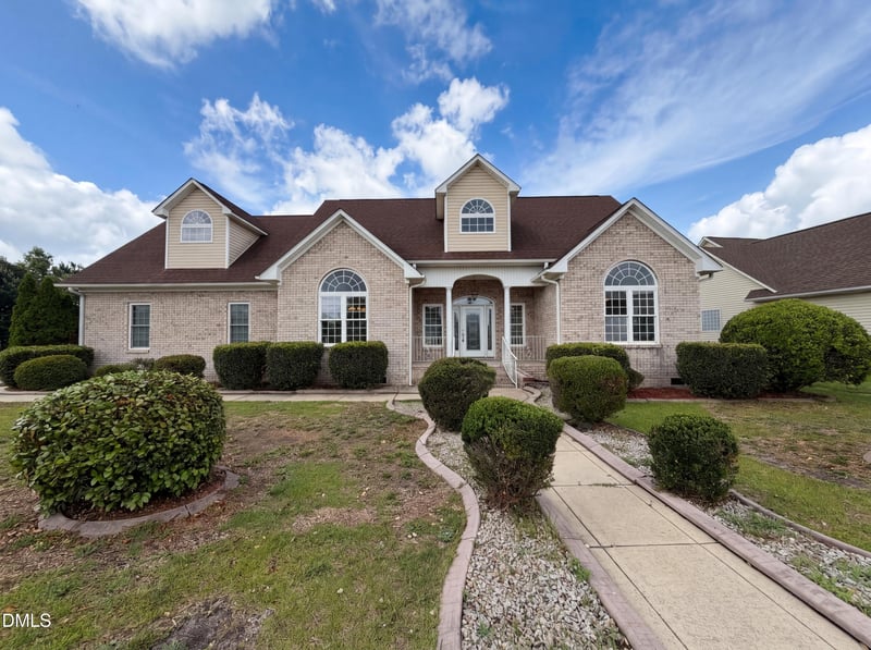 824 Camwheel Dr, Hope Mills, NC 28348