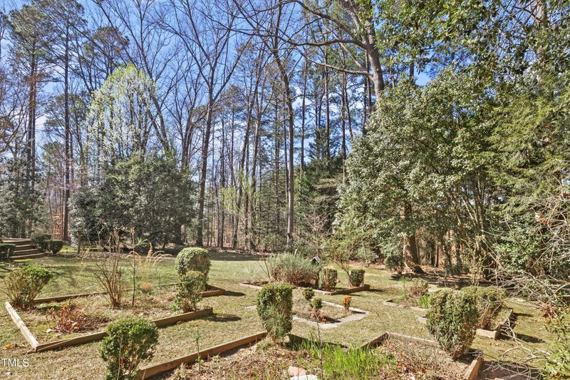 825 Ascot Ln, Raleigh, NC 27615