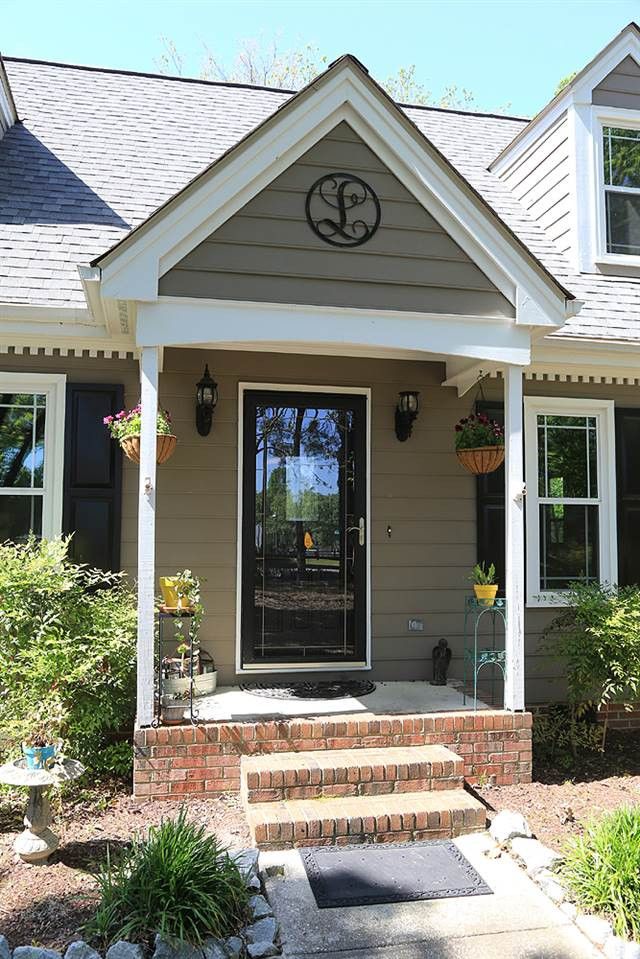 825 Meadow Rd, Raleigh, NC 27603
