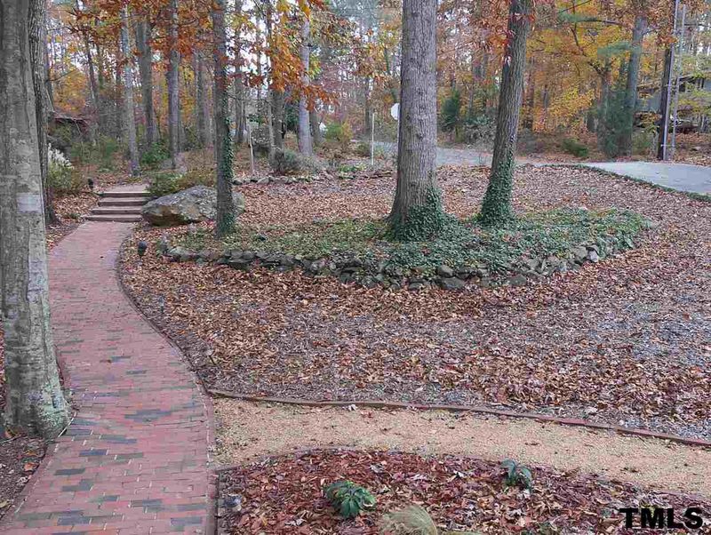 826 Shadylawn Rd, Chapel Hill, NC 27514