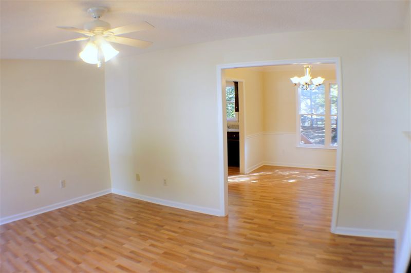 828 Penncross Dr, Raleigh, NC 27610