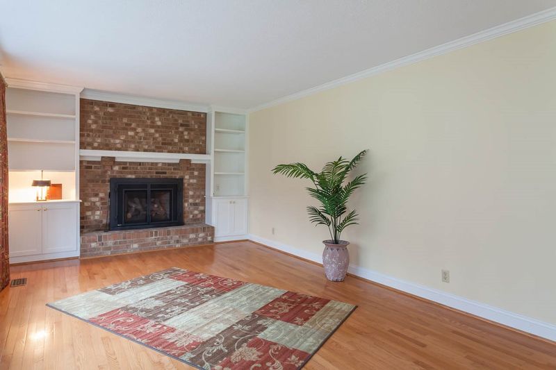 828 Tinkerbell Rd, Chapel Hill, NC 27517