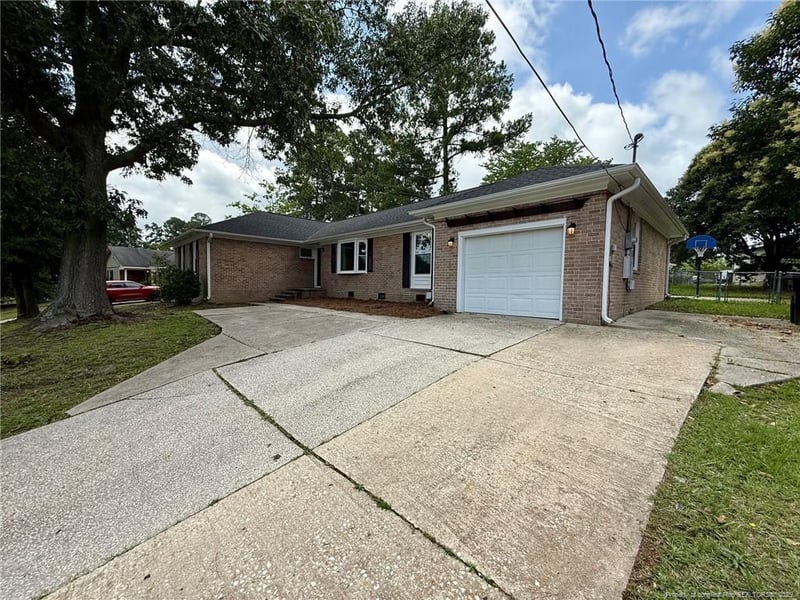 829 Dandridge Dr, Fayetteville, NC 28303
