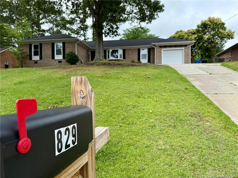 829 Dandridge Dr, Fayetteville, NC 28303