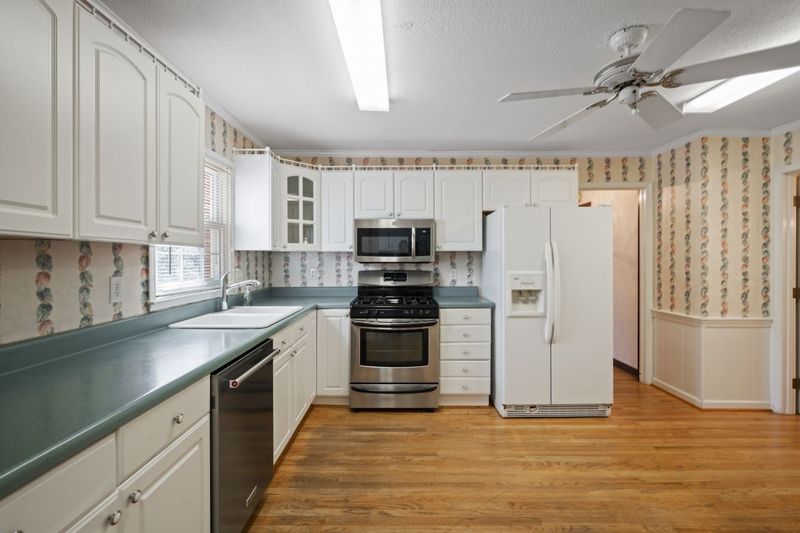 829 Warren Ave, Cary, NC 27511