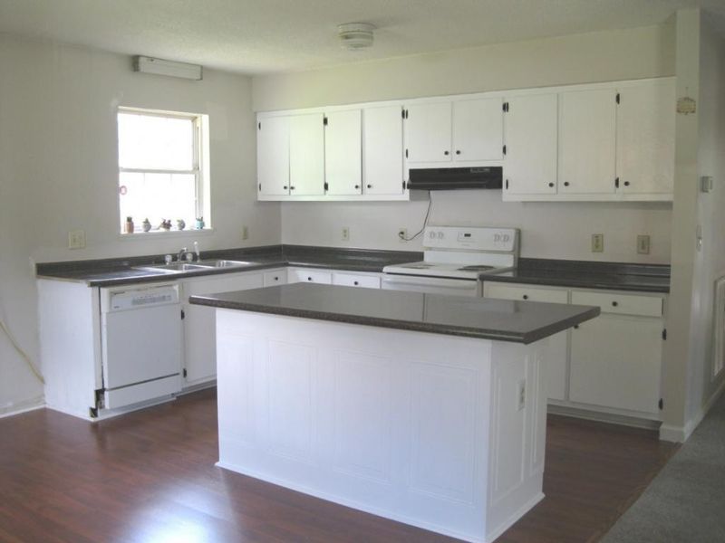 830 Oxford Ln, Burlington, NC 27215
