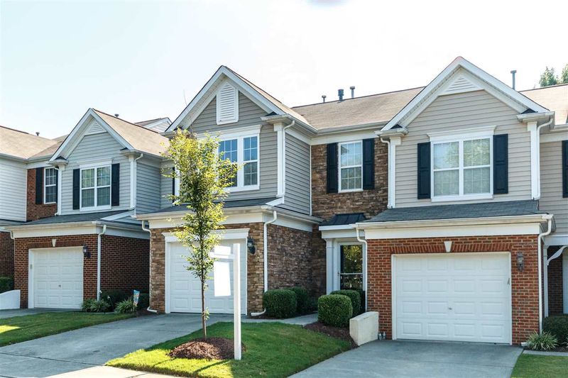 8306 Pilots View Dr, Raleigh, NC 27617