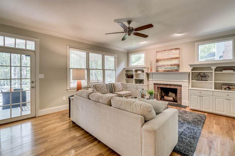 8319 Lochlaven Ln, Chapel Hill, NC 27516
