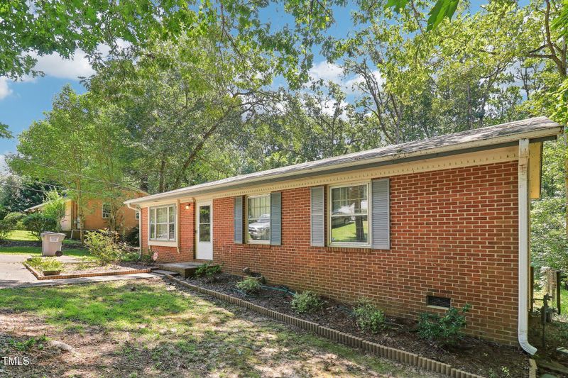 832 Clearwater Dr, Sanford, NC 27330