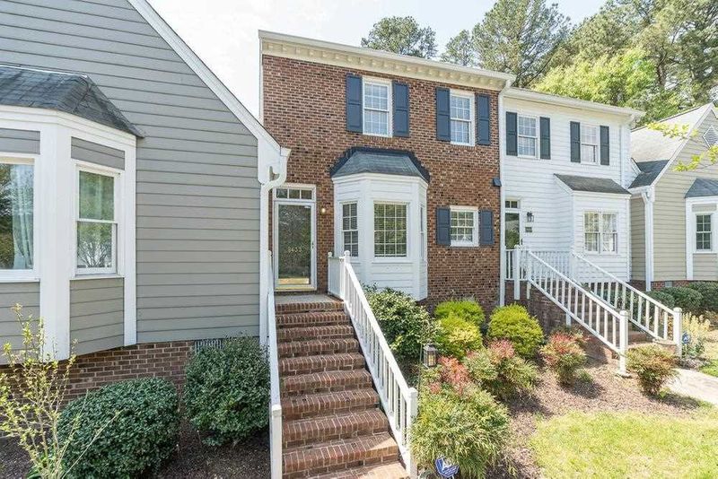 8433 Wycombe Ln, Raleigh, NC 27615