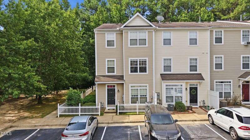 8621 Neuse Club Ln, Raleigh, NC 27616