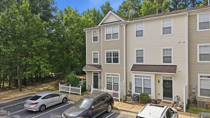 8621 Neuse Club Ln, Raleigh, NC 27616