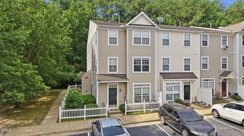 8621 Neuse Club Ln, Raleigh, NC 27616