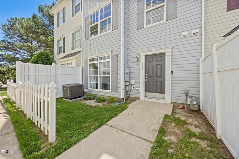 8630 Neuse Ldg, Raleigh, NC 27616