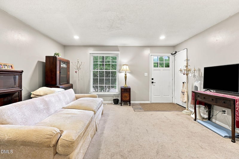 8718 Rollingwood Rd, Chapel Hill, NC 27516